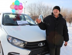 АПК «Колос» продолжает премировать автомобилями лучших сотрудников
